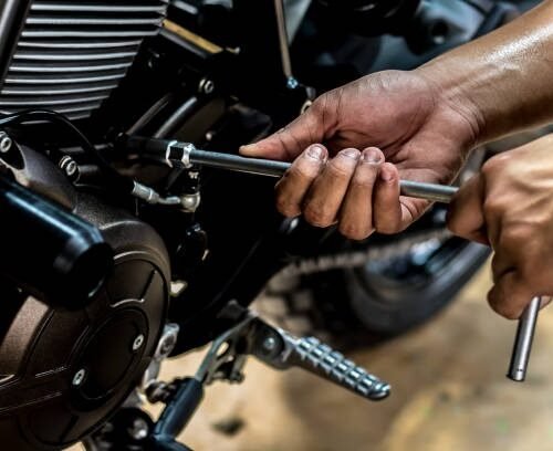 people-holding-hand-are-repairin Vehicle Repair